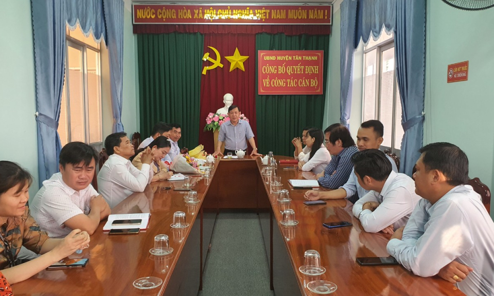 Tân Thạnh trao quyết định về công tác cán bộ
