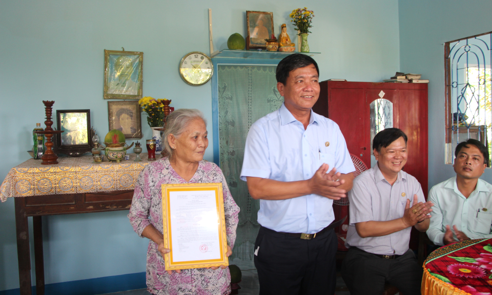 Thủ Thừa trao tặng nhà tình nghĩa