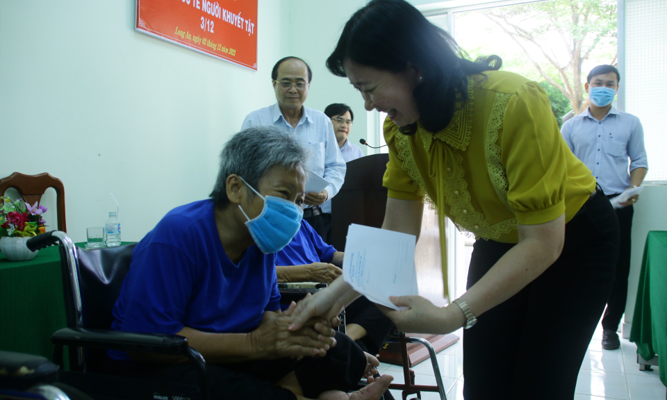 Sở Lao động, Thương binh và Xã hội Long An tặng quà cho người khuyết tật năm 2022