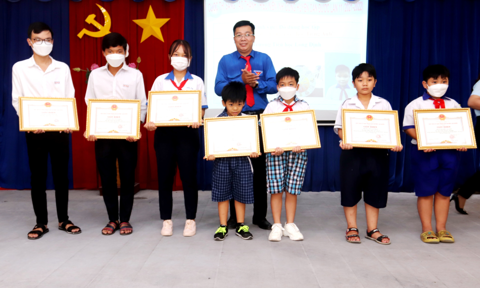 Cần Đước tổng kết, trao giải Hội thi sáng tạo thanh thiếu niên nhi đồng năm 2002