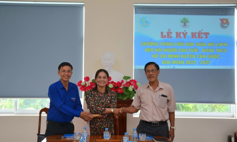 Cần Giuộc: ký kết chương trình phối hợp giữa Hội Phụ nữ – Hội người cao tuổi – Đoàn Thanh niên