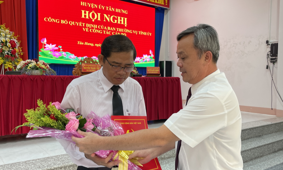 Tân Hưng công bố quyết định chuẩn y bổ sung Ủy viên Ban Thường vụ Huyện ủy