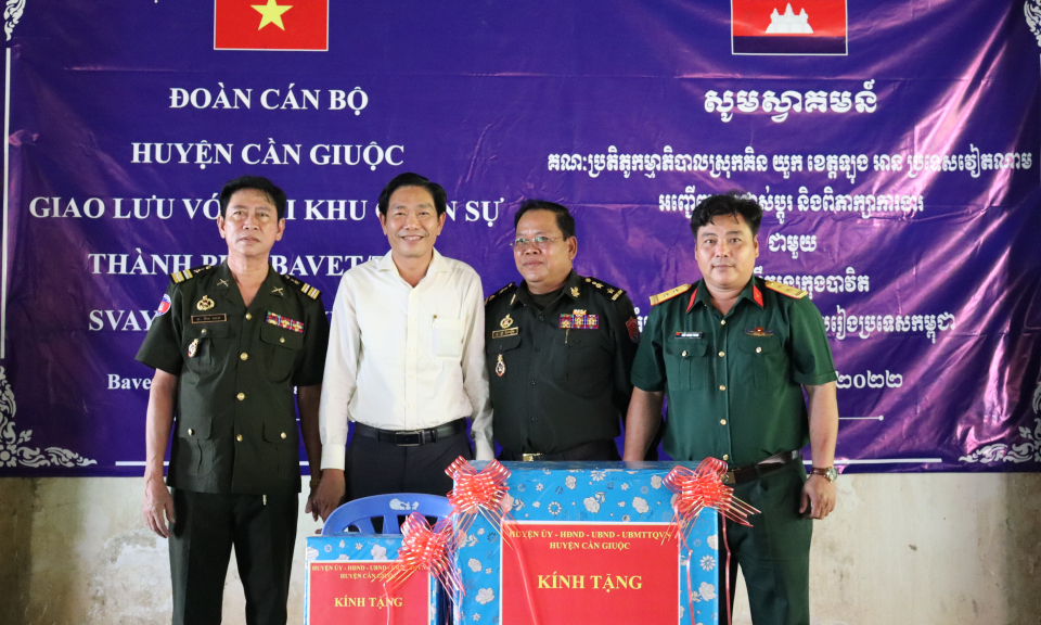 Huyện Cần Giuộc giao lưu với Chi khu Quân sự Thành phố Ba Vét, Campuchia