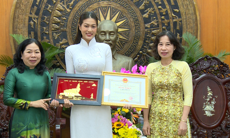 Giao lưu và trao tặng Bằng khen của Chủ tịch UBND tỉnh cho Hoa hậu Hòa bình Việt Nam 2022 Đoàn Thiên Ân