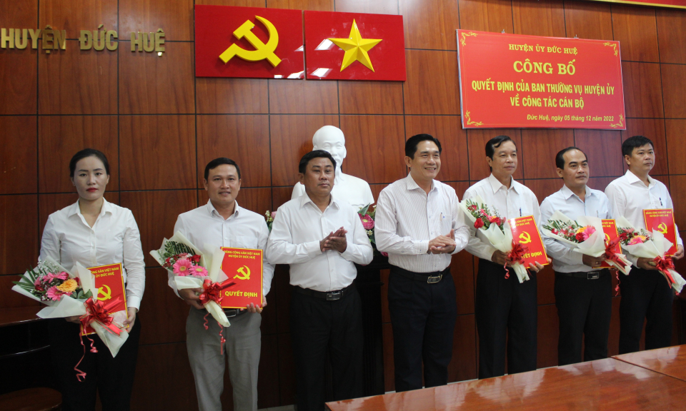 Huyện ủy Đức Huệ công bố quyết định về công tác cán bộ