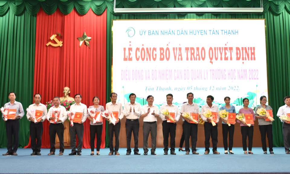 Tân Thạnh trao Quyết định điều động và bổ nhiệm 26 cán bộ quản lý trường học