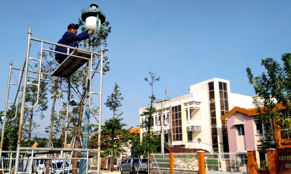 Cần Đước sửa chữa, nâng cấp hệ thống chiếu sáng phục vụ Nhân dân vui Tết cổ truyền