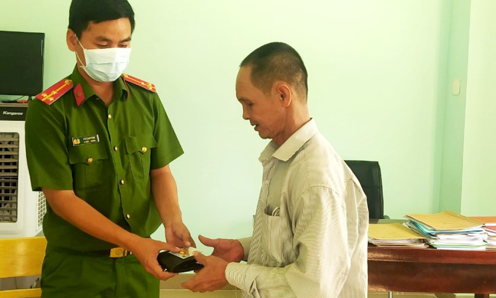  Cần Đước người dân nhặt được của rơi trả lại cho người bị mất