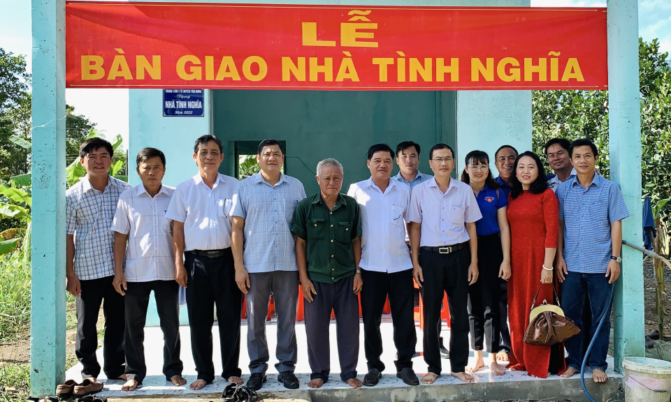 UBND huyện Tân Hưng bàn giao Nhà tình nghĩa cho người có công với cách mạng tại xã Vĩnh Châu A