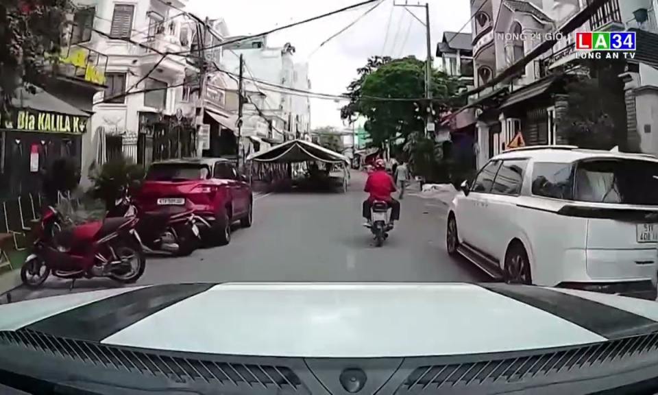 Tài xế di chuyển khó khăn khi gặp rạp cưới dựng ngoài đường
