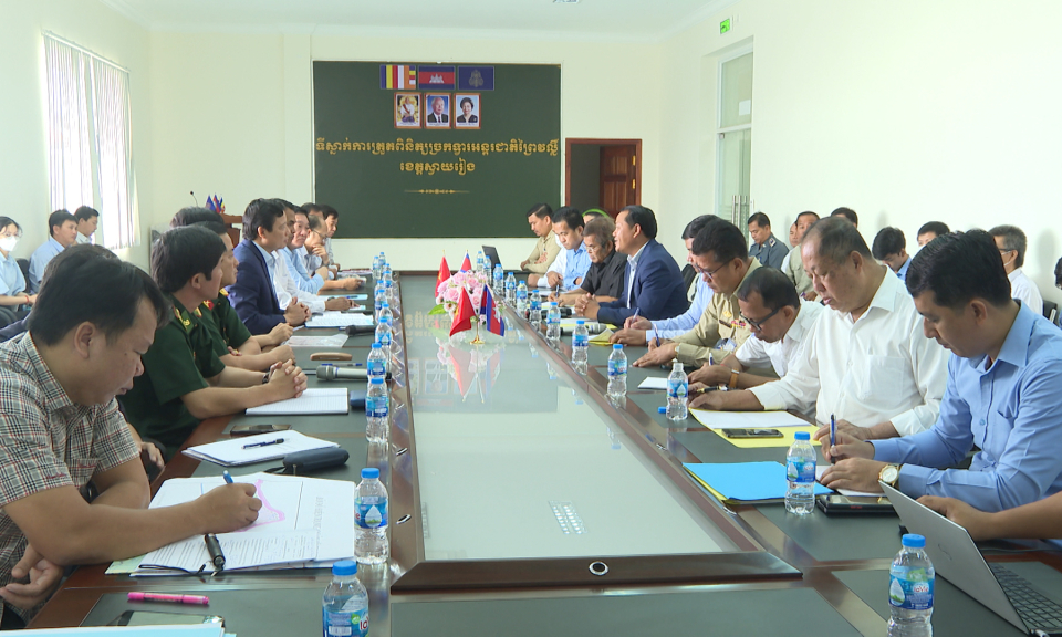 Tỉnh Long An làm việc với tỉnh Svay Rieng về việc vận chuyển hàng hóa đường thủy cảng O’Smach