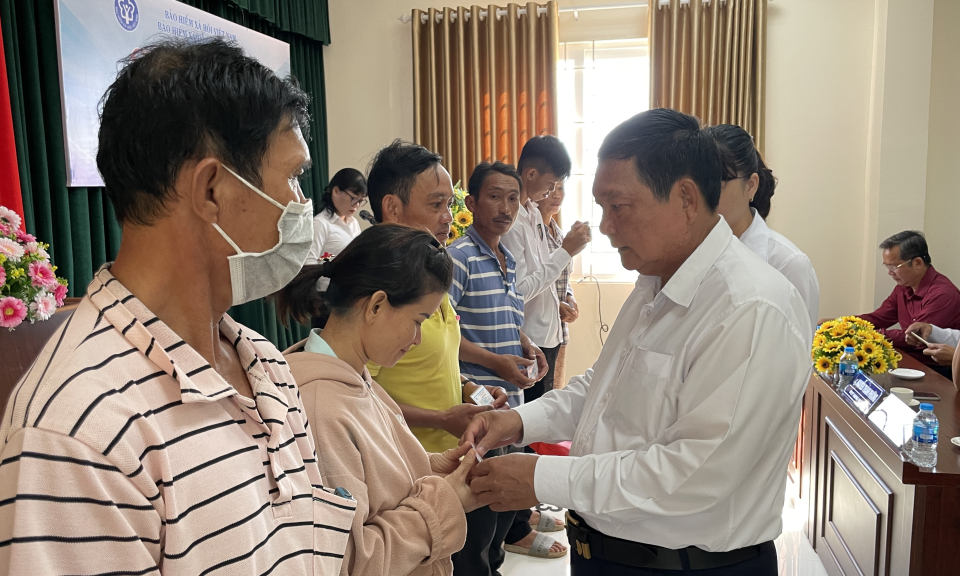 Trao tặng 100 thẻ bảo hiểm y tế cho người dân 02 huyện Tân Hưng và Vĩnh Hưng