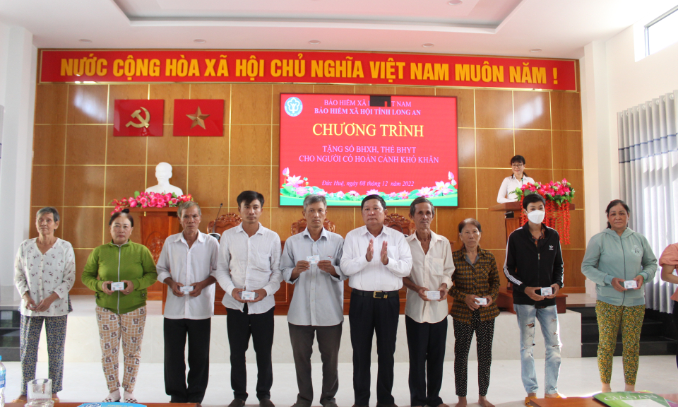 Trao tặng 50 thẻ Bảo hiểm y tế cho người có hoàn cảnh khó khăn huyện Đức Huệ