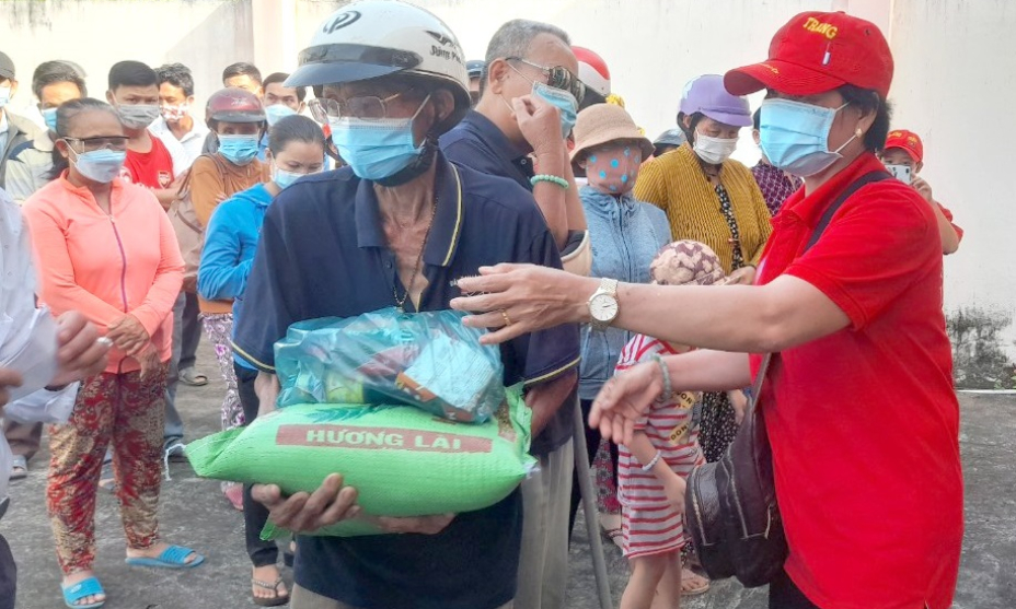 Tân Thạnh trao quà cho người mù có hoàn cảnh khó khăn