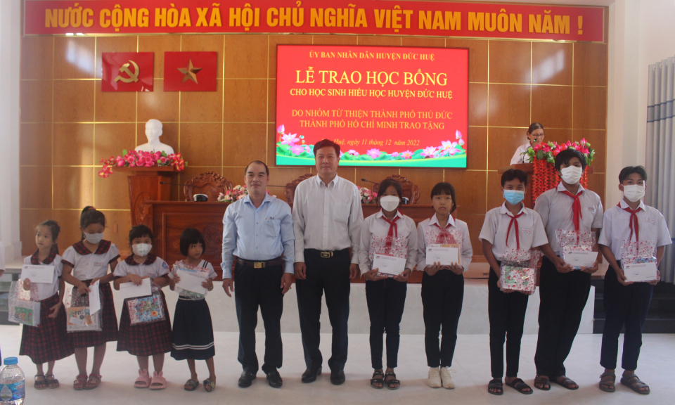 Nhóm từ thiện thành phố Thủ Đức trao học bổng tại Đức Huệ