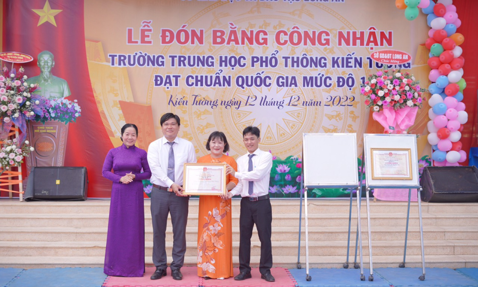 Trường THPT Kiến Tường đón nhận bằng công nhận trường đạt chuẩn quốc gia