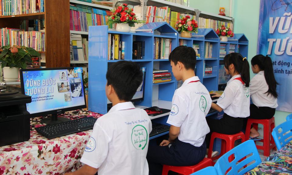 Thủ Thừa - Ngân hàng Bản Việt tặng máy tính cho học sinh