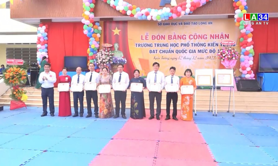 Trường THPT Kiến Tường đón nhận bằng công nhận trường đạt chuẩn quốc gia