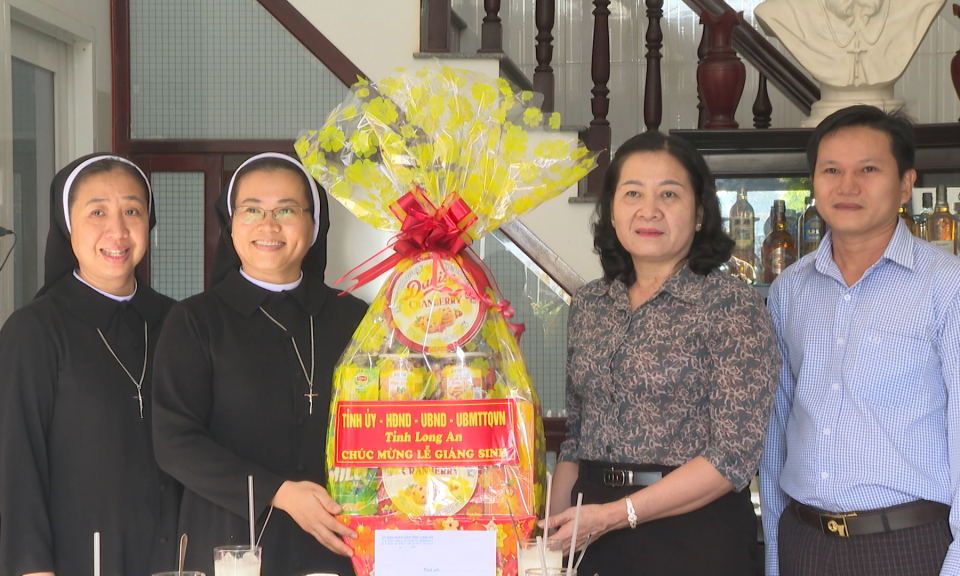 Lãnh đạo tỉnh thăm, chúc mừng các cơ sở Công giáo và Tin Lành nhân dịp Lễ Giáng sinh