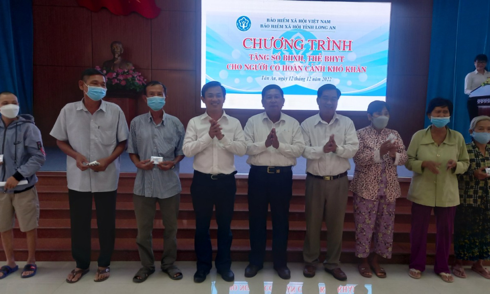 Trao tặng thẻ Bảo hiểm y tế cho hộ khó khăn tại thành phố Tân An