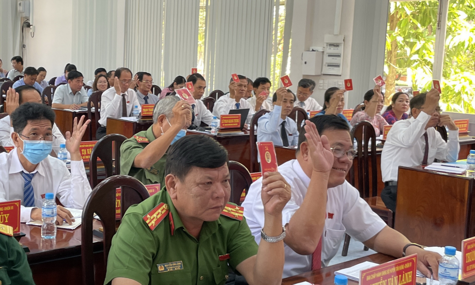 Huyện ủy Tân Hưng hội nghị lần thứ 12