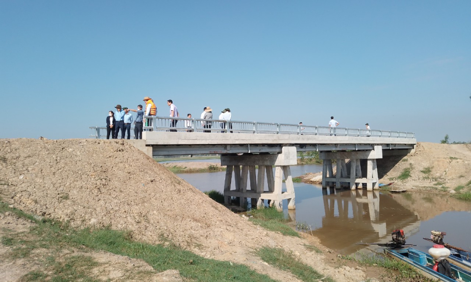 Nguyên Chủ tịch nước Trương Tấn Sang kiểm tra tiến độ thi công cầu trên tuyến Rạch Tràm - Mỹ Bình