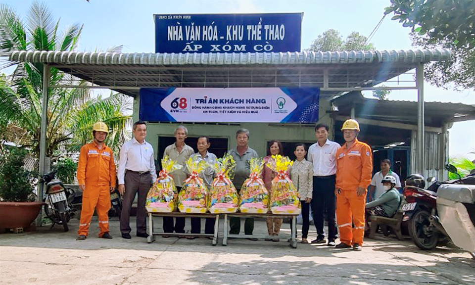 Điện lực Tân Thạnh với nhiều hoạt động tri ân khách hàng năm 2022
