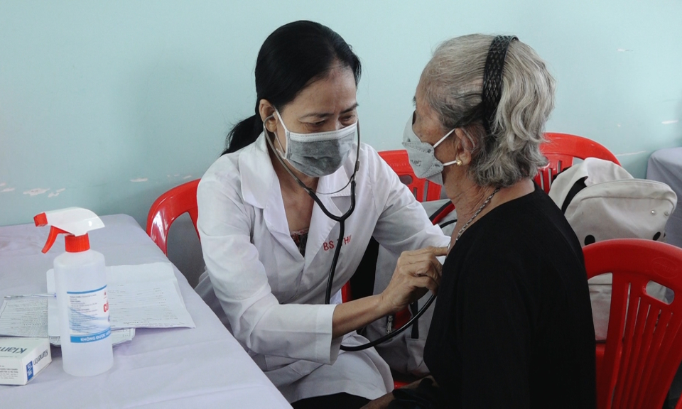 Đức Hòa khám bệnh, cấp thuốc cho người nghèo, người phơi nhiễm chất độc da cam