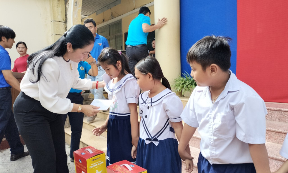 Văn phòng Bộ Công thương tại TP HCM làm công tác xã hội tại Đức Huệ