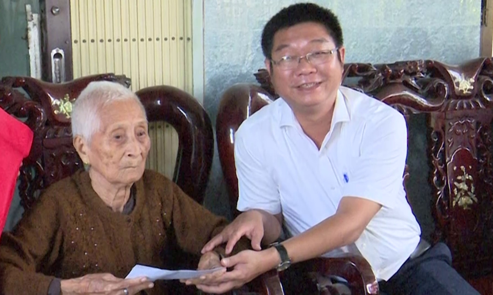 Bí thư Huyện ủy Tân Trụ thăm, tặng quà Mẹ Việt Nam anh hùng