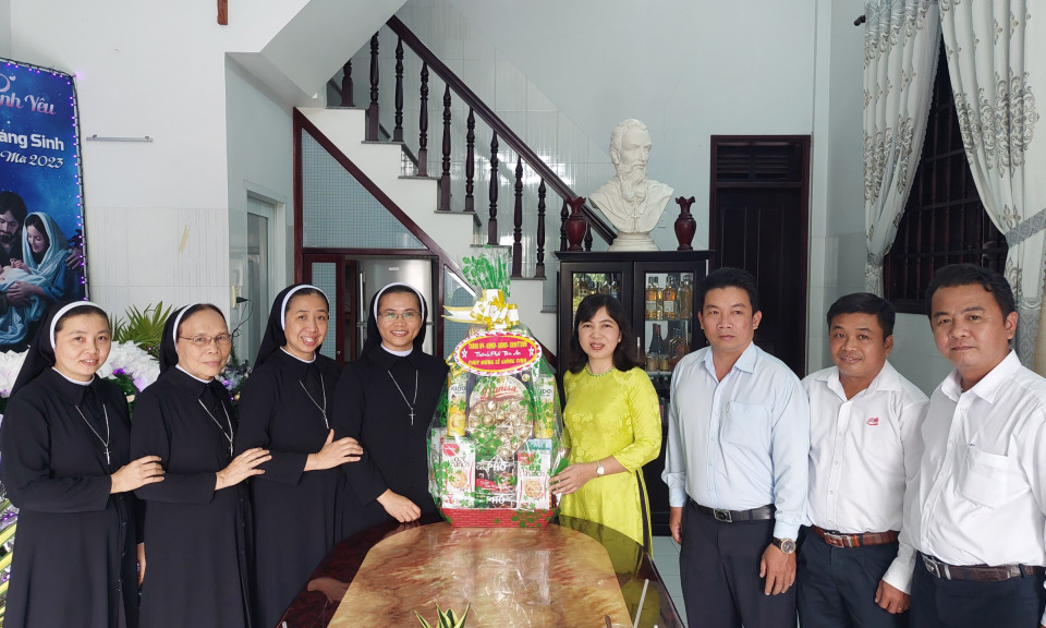 Lãnh đạo thành phố Tân An thăm, chúc mừng chức sắc, giáo dân nhân dịp Lễ Giáng sinh