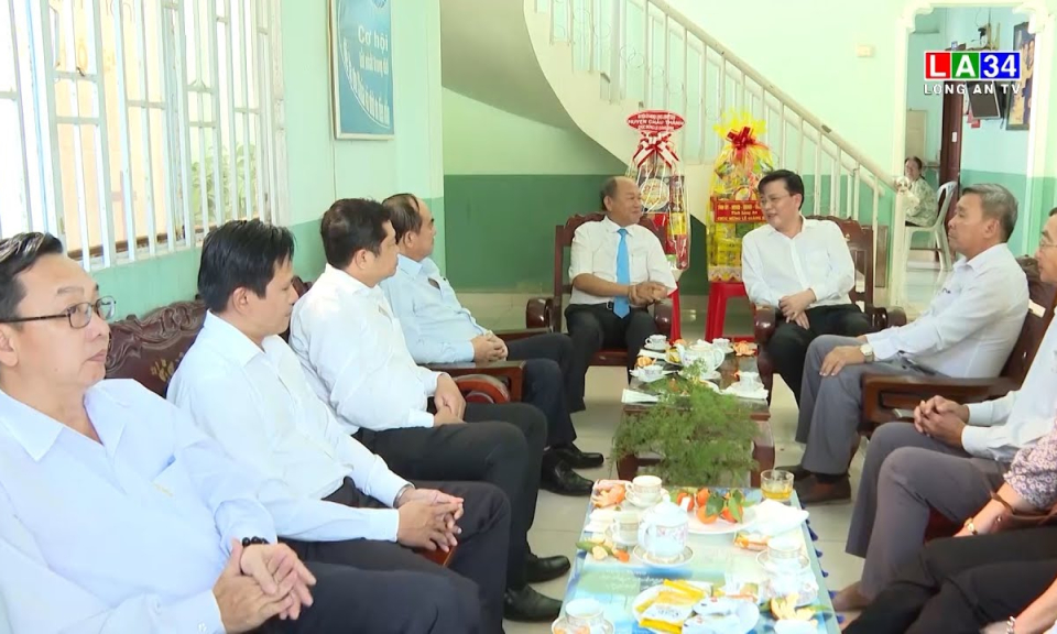 Đoàn cán bộ tỉnh chúc mừng Giáng sinh Giáo xứ 