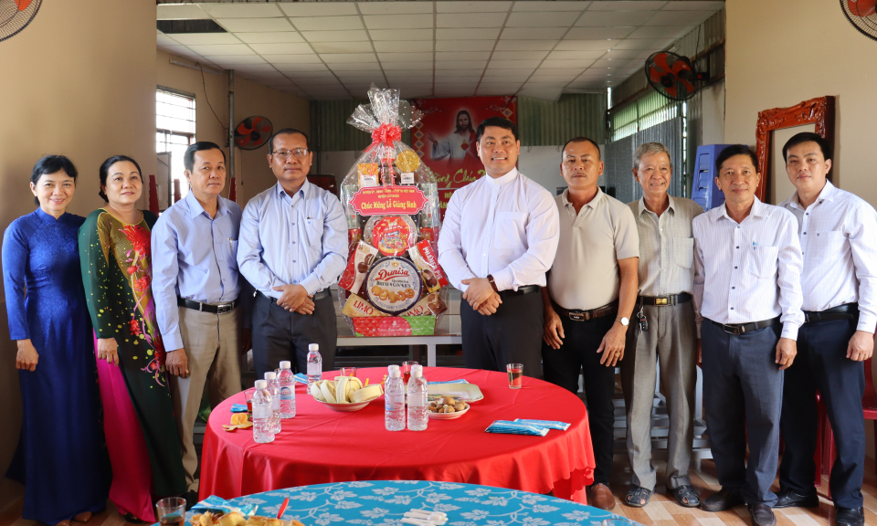 Lãnh đạo huyện Cần Giuộc chúc mừng Giáng sinh năm 2022