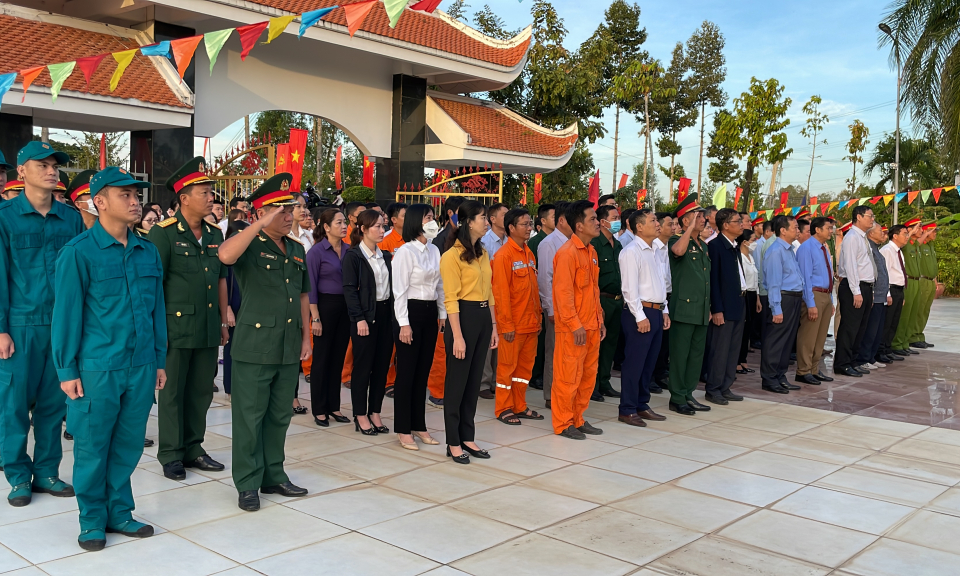 Cán bộ, công chức huyện Tân Hưng viếng Nhà bia ghi tên liệt sĩ huyện nhân dịp 22/12