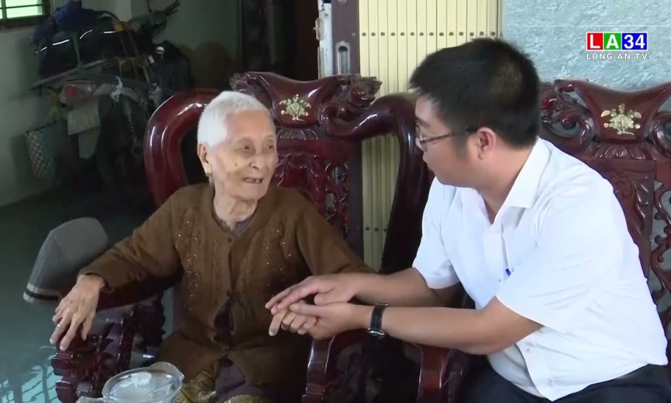 Tân Trụ: Lãnh đạo Huyện ủy thăm, tặng quà Mẹ Việt Nam anh hùng
