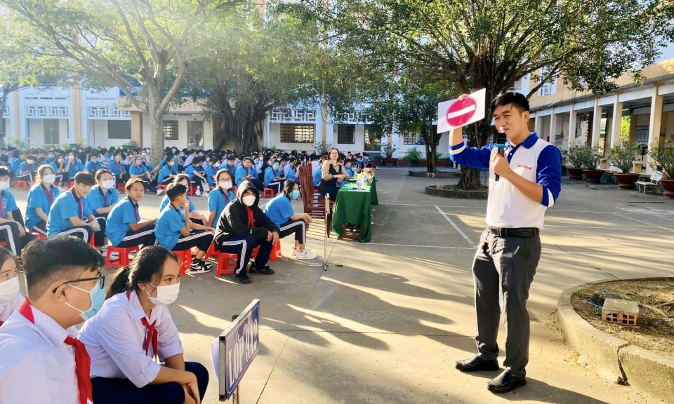 Bến Lức tuyên truyền pháp luật về giao thông cho trên 500 học sinh