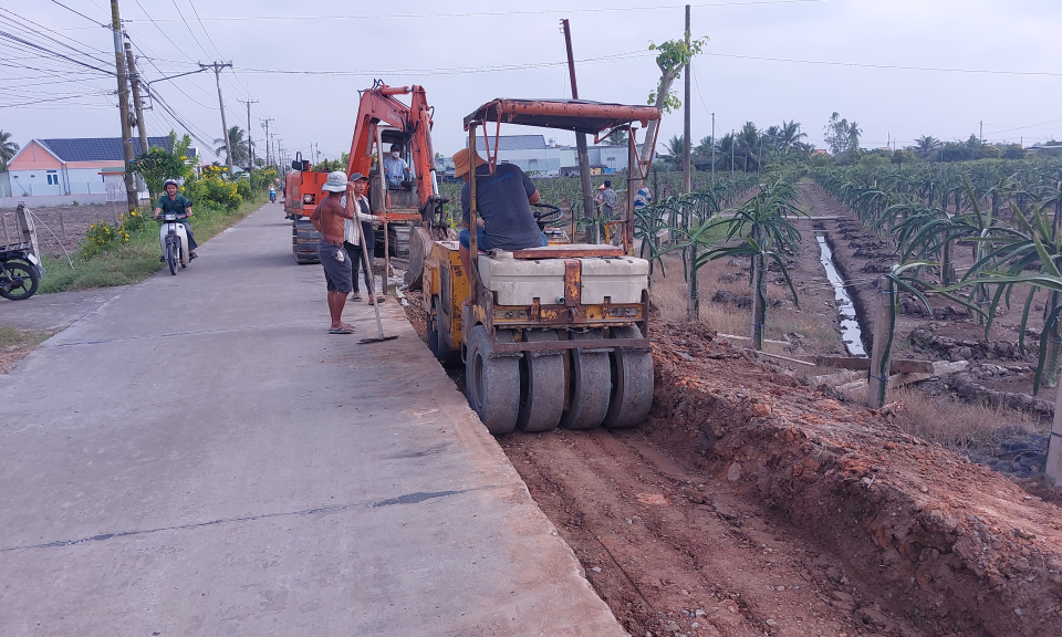 Huyện Châu Thành đầu tư  trên gần 15 tỷ đồng  thi công nâng cấp,mở rộng công trình Đường lộ Dừa xã Vĩnh Công