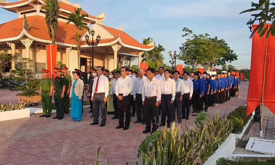Lãnh đạo Tân Thạnh viếng Nghĩa trang Liệt sĩ nhân Kỷ niệm Ngày thành lập Quân đội Nhân dân Việt Nam