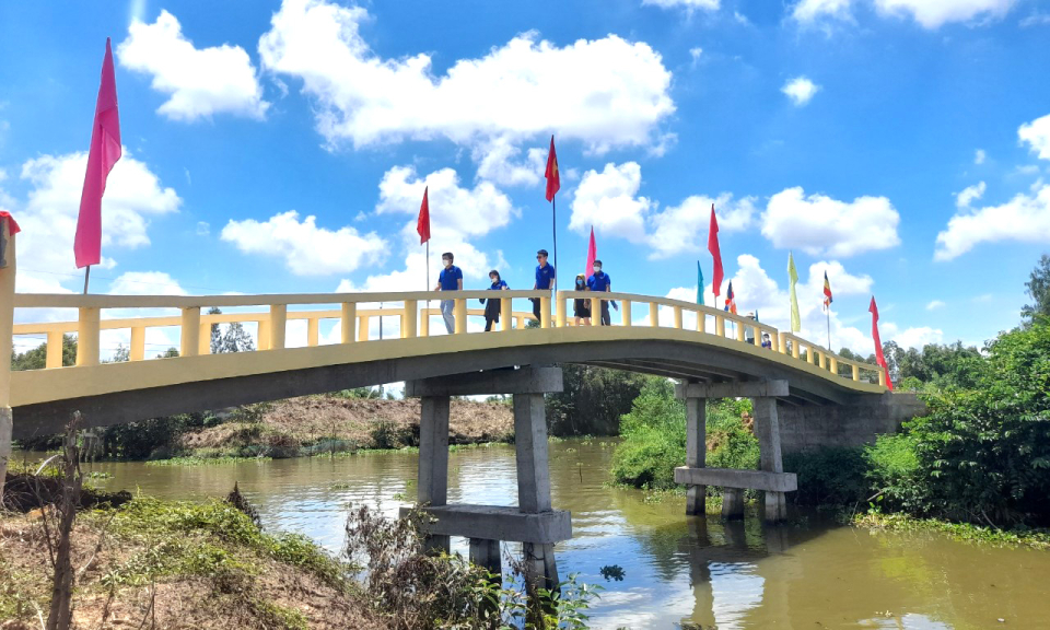 Tân Thạnh xây dựng cầu giao thông nông thôn