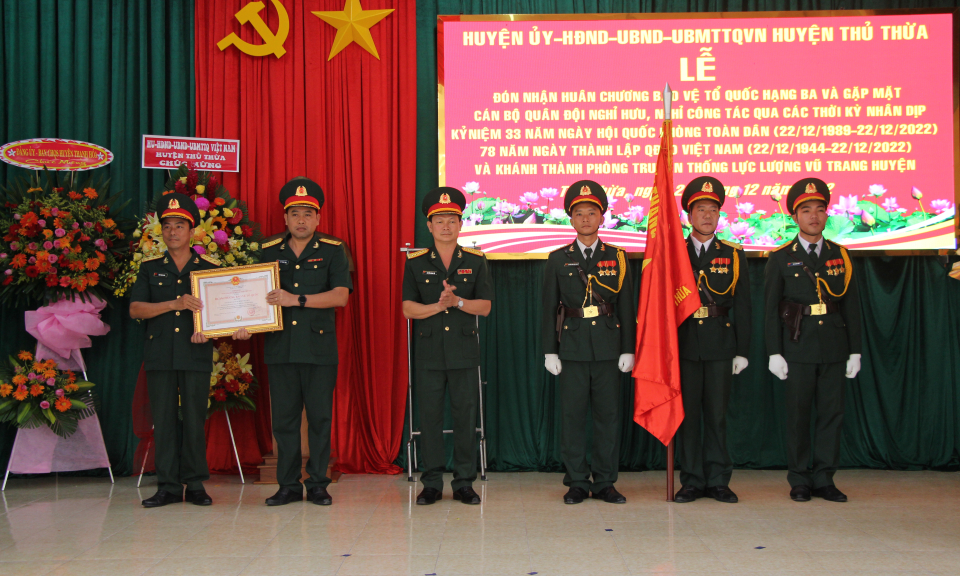  Ban Chỉ huy Quân sự huyện Thủ Thừa đón nhận Huân chương bảo vệ Tổ quốc hạng Ba