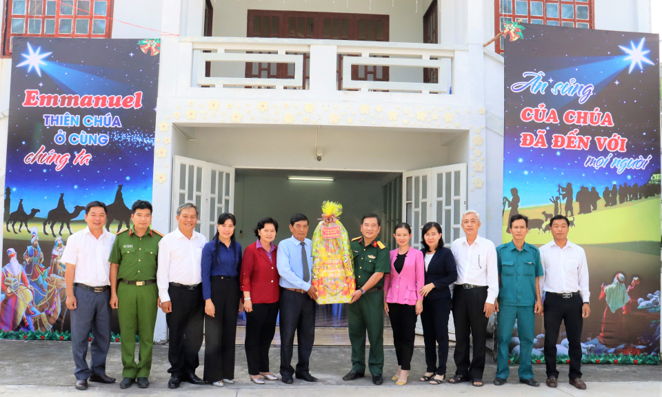Mặt trận Tổ quốc huyện Cần Đước chúc mừng Giáng sinh giáo dân các xã Long Hựu Đông, Long Hựu Tây