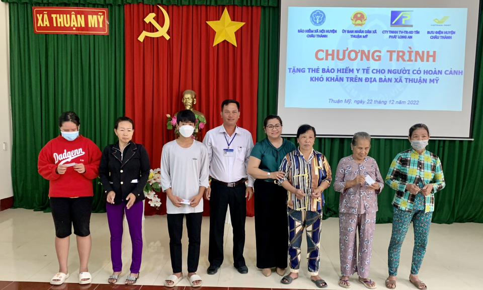 Châu Thành trao tặng thẻ Bảo hiểm Y tế cho người dân có hoàn cảnh khó khăn xã Thuận Mỹ