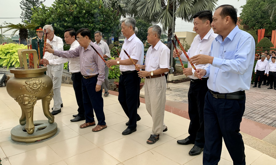 Lãnh đạo huyện Châu Thành viếng Nghĩa trang Liệt sĩ nhân kỷ niệm 78 năm Ngày thành lập Quân đội Nhân dân Việt Nam