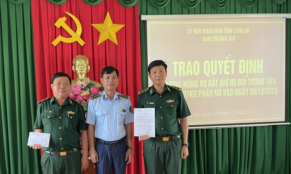 Thưởng nóng vụ bắt giữ 3 đối tượng vận chuyển 837 kg pháo nổ nhập lậu vào ngày 5/12/2022