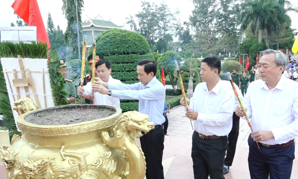 Đức Hòa: Viếng Nghĩa trang Liệt sỹ nhân ngày thành lập Quân đội nhân dân Việt Nam 22/12