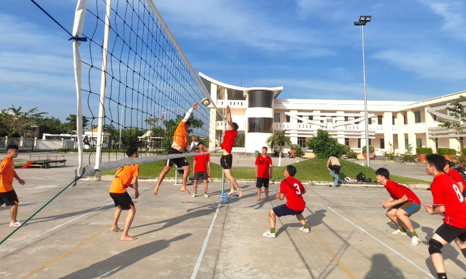 Tân Thạnh tổ chức giải bóng chuyền cán bộ, công chức, lao động, lực lượng vũ trang