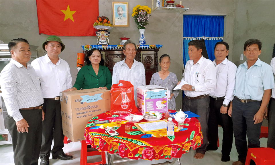 Tân Thạnh trao tặng nhà tình nghĩa cho người thờ cúng liệt sĩ