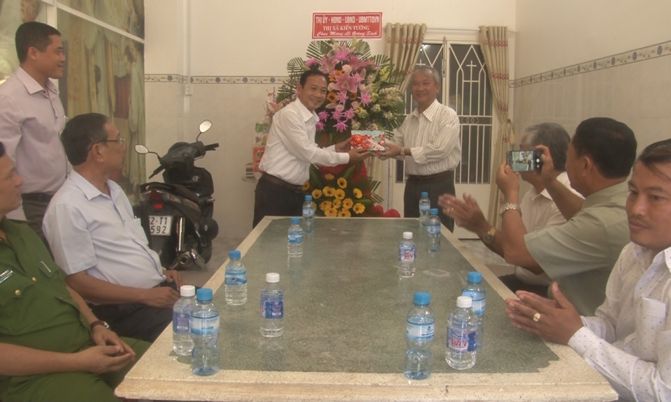  Chủ tịch UBND thị xã Kiến Tường thăm, chúc mừng Giáng sinh tại Giáo xứ Mộc Hóa      