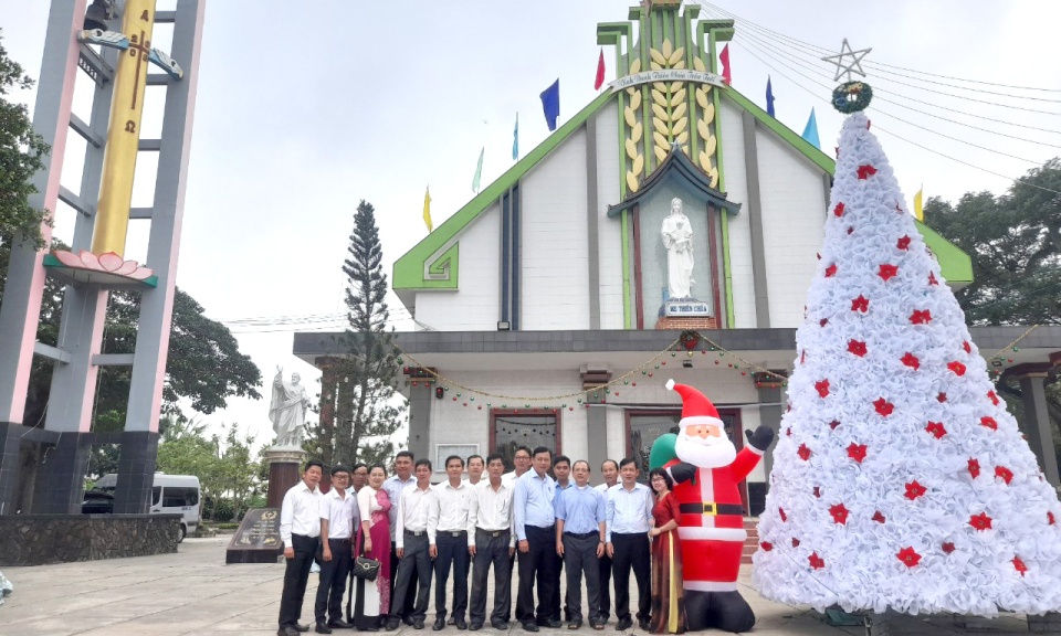 Lãnh đạo huyện Tân Thạnh thăm, chúc mừng nhân dịp lễ Giáng sinh 2022