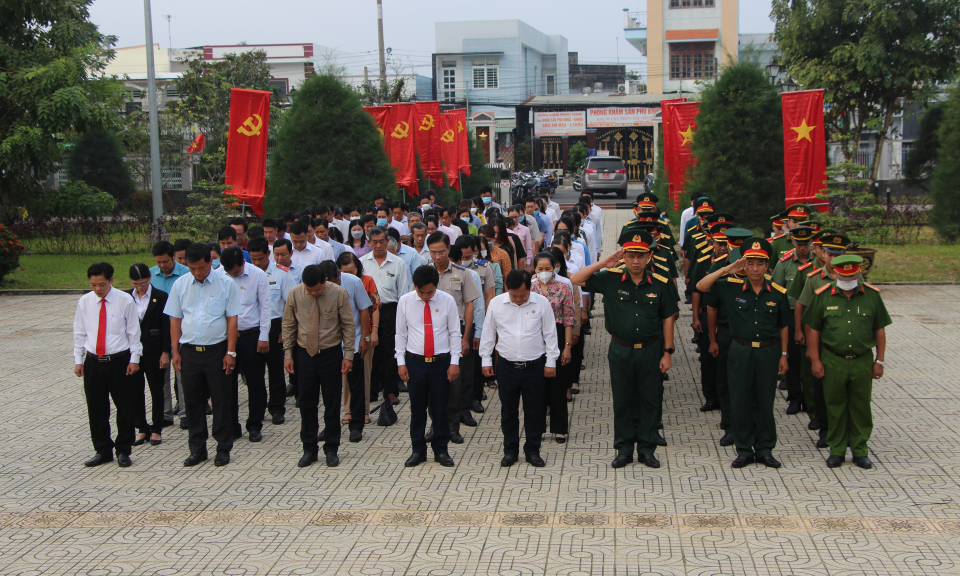 Thủ Thừa – Viếng đài tưởng niệm liệt sĩ nhân kỷ niệm 78 năm ngày thành lập Quân đội nhân dân Việt Nam